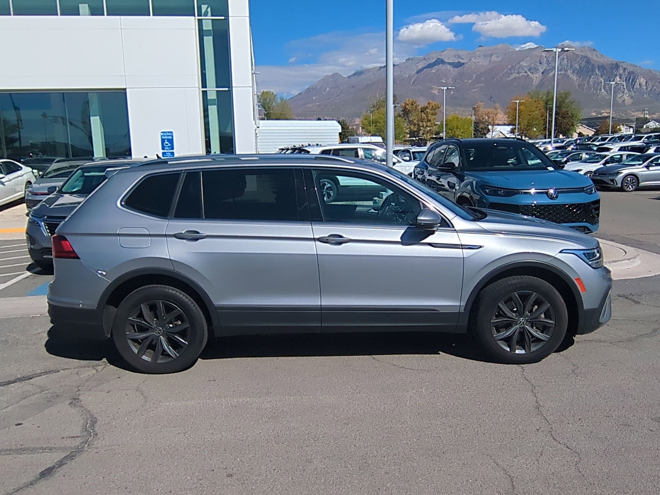 2022 Volkswagen Tiguan SE photo 2