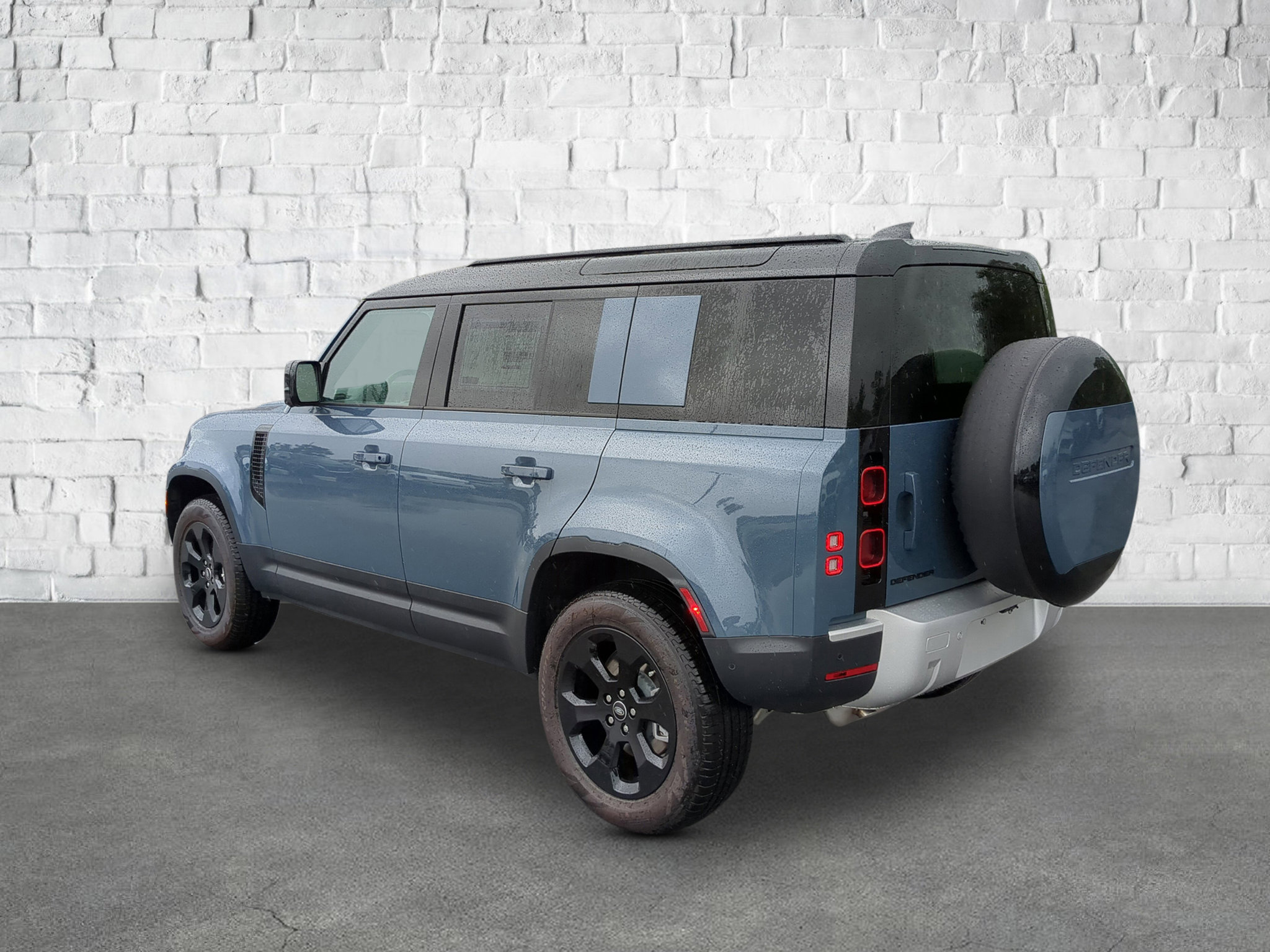2025 Land Rover Defender 110 S photo 4