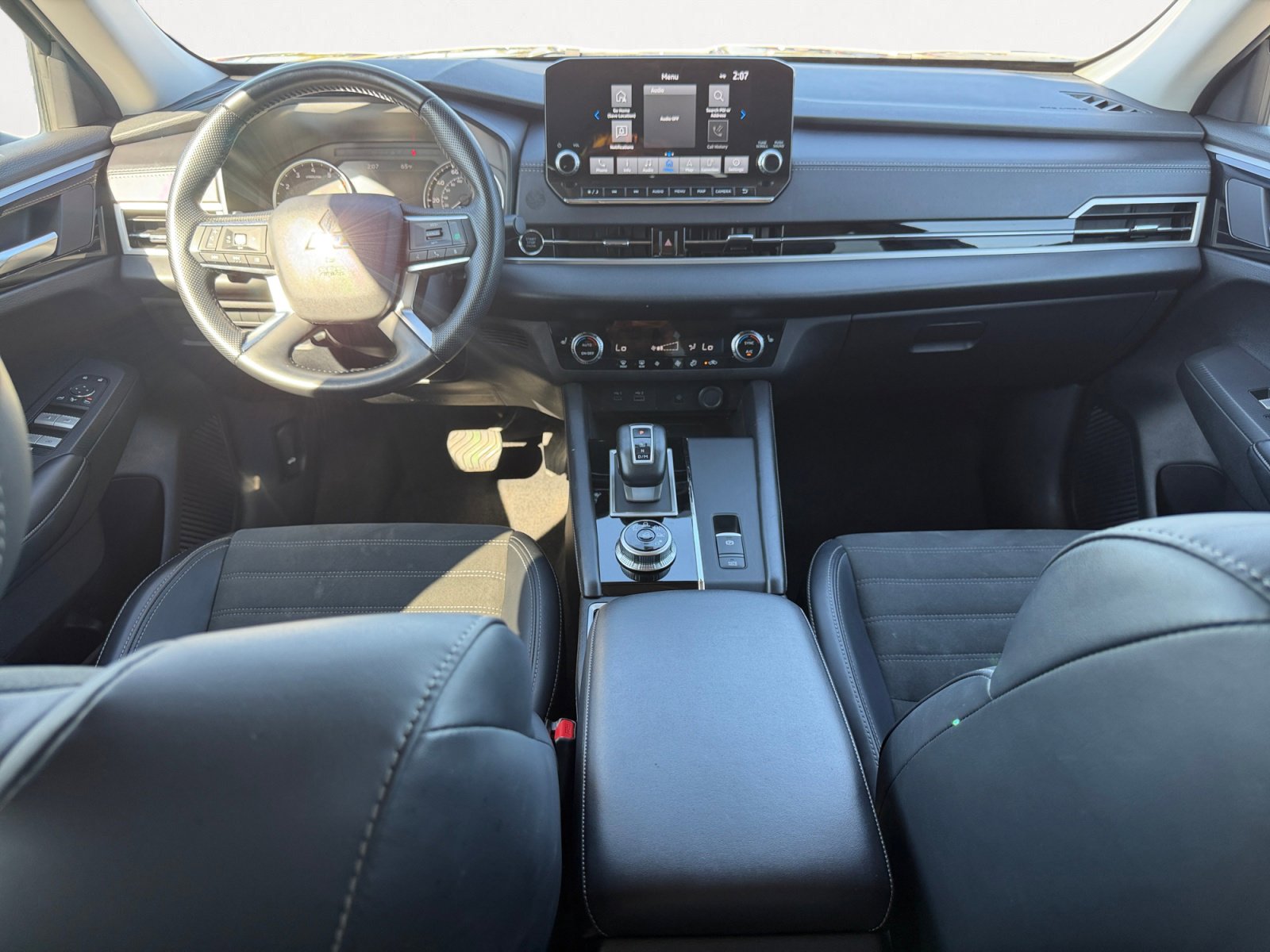 2024 Mitsubishi Outlander SE photo 3