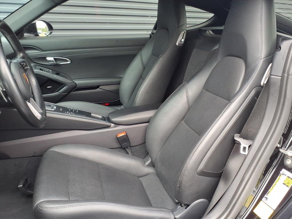 2022 Porsche Cayman T photo 5