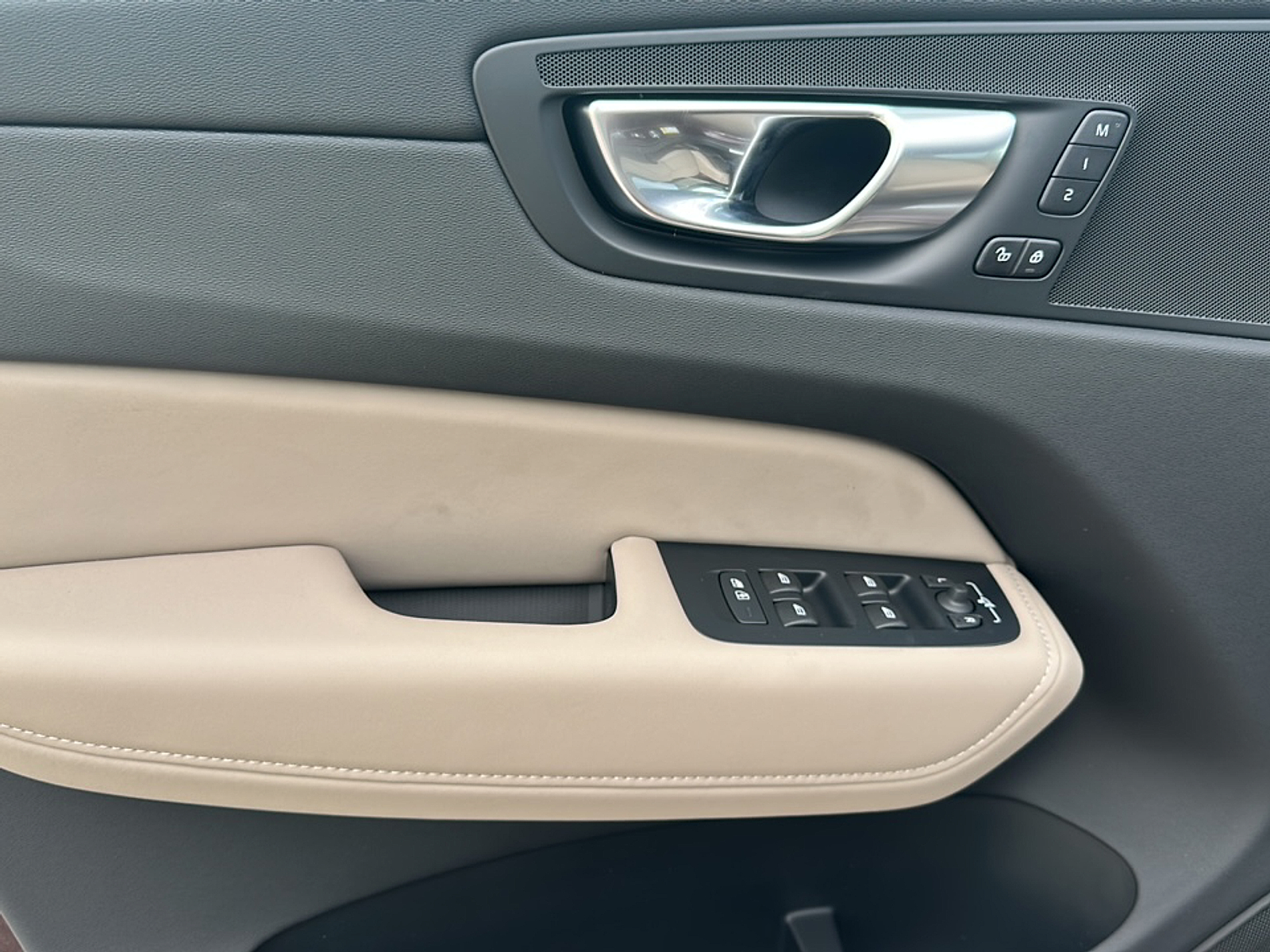 2026 Volvo XC60 T8 Plus photo 6