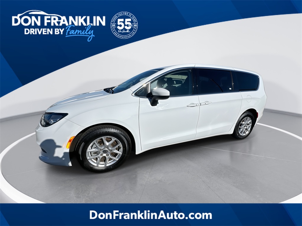 Pre-Owned 2022 Chrysler Voyager LX's photo