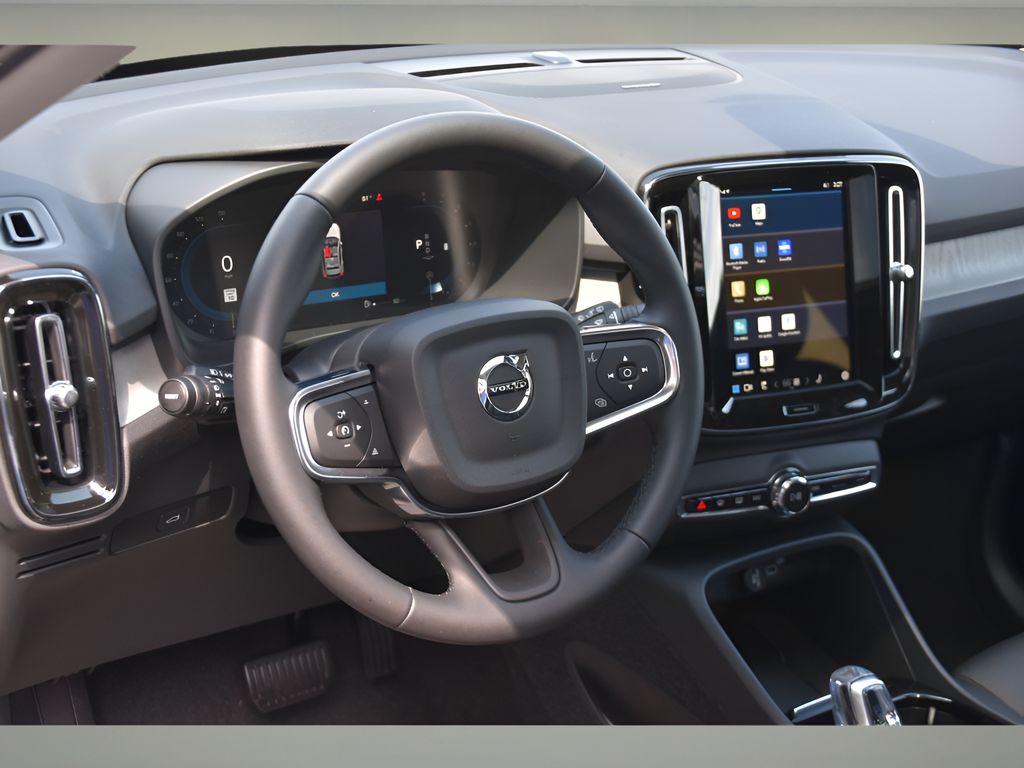 2025 Volvo XC40 photo 10