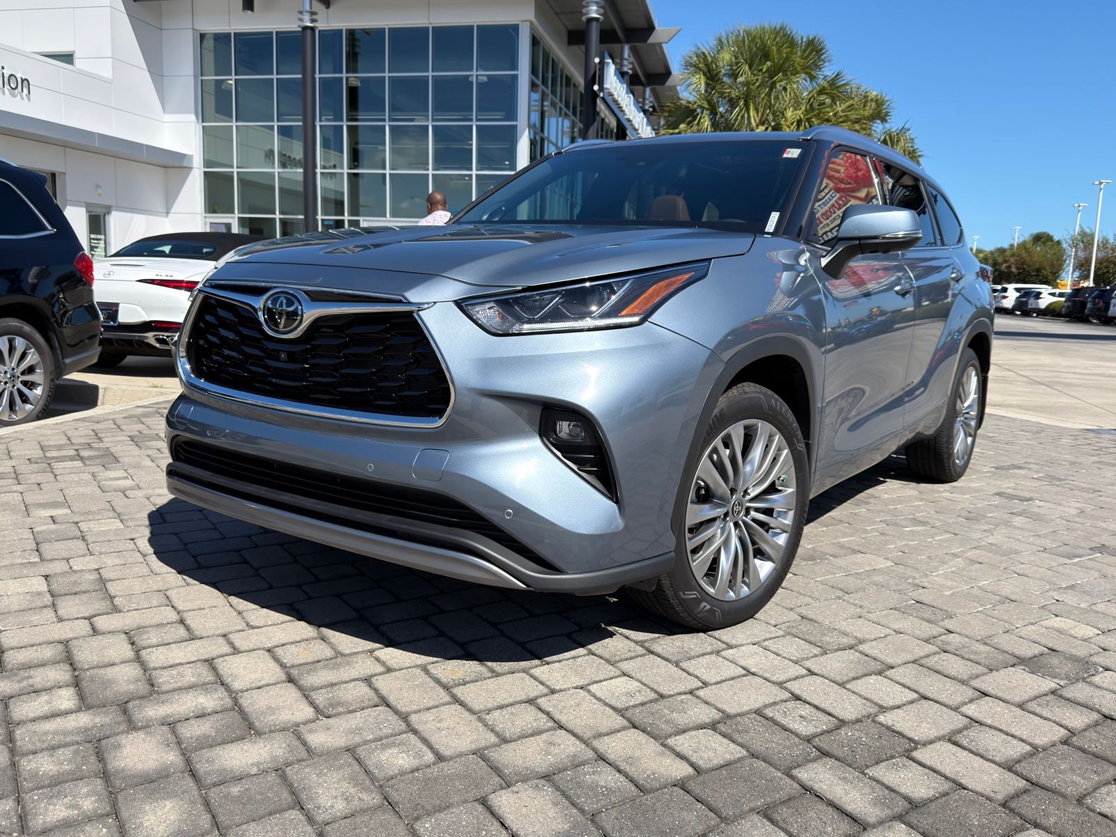 2024 Toyota Highlander Platinum photo 2