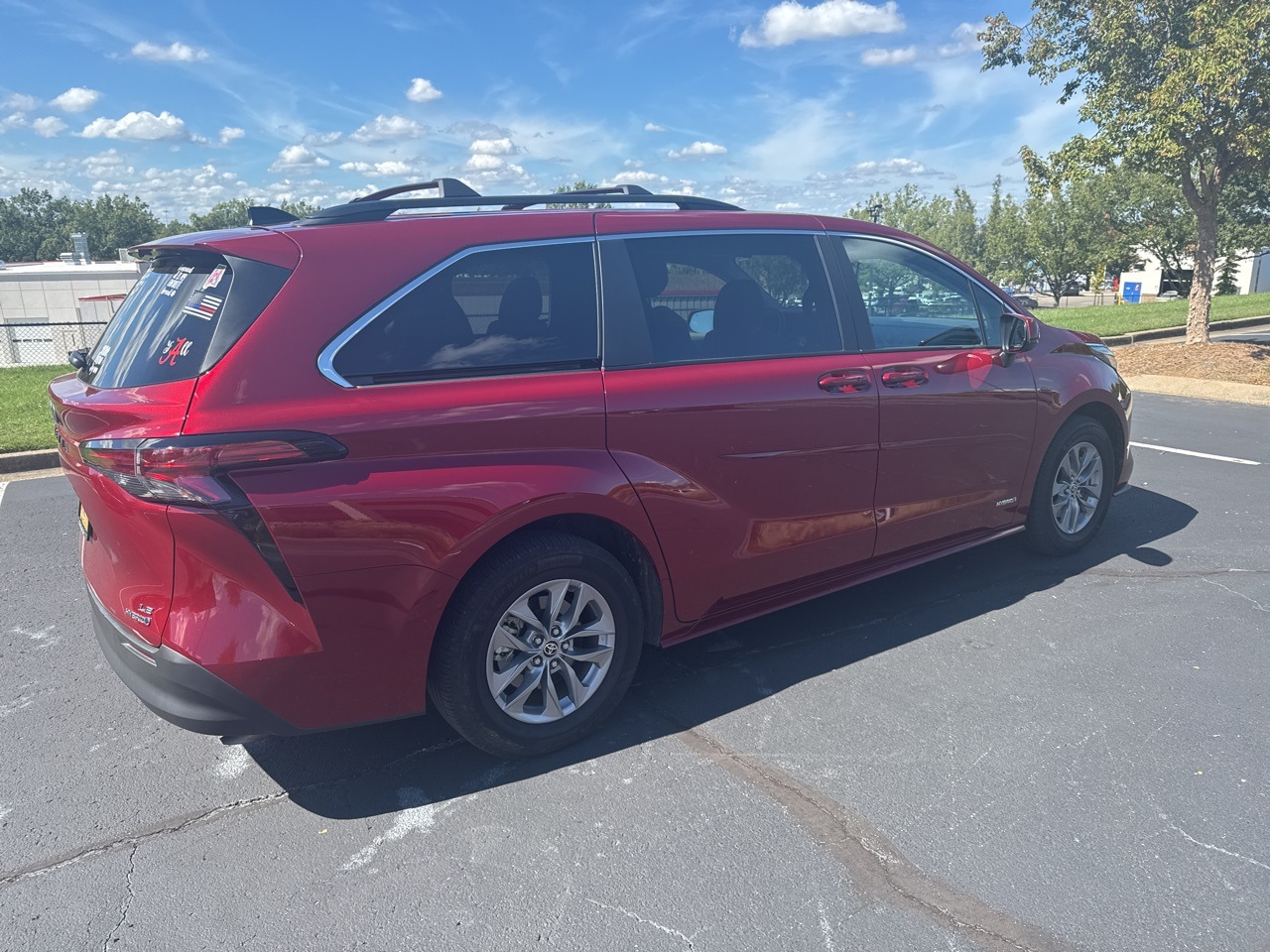 2021 Toyota Sienna LE photo 3