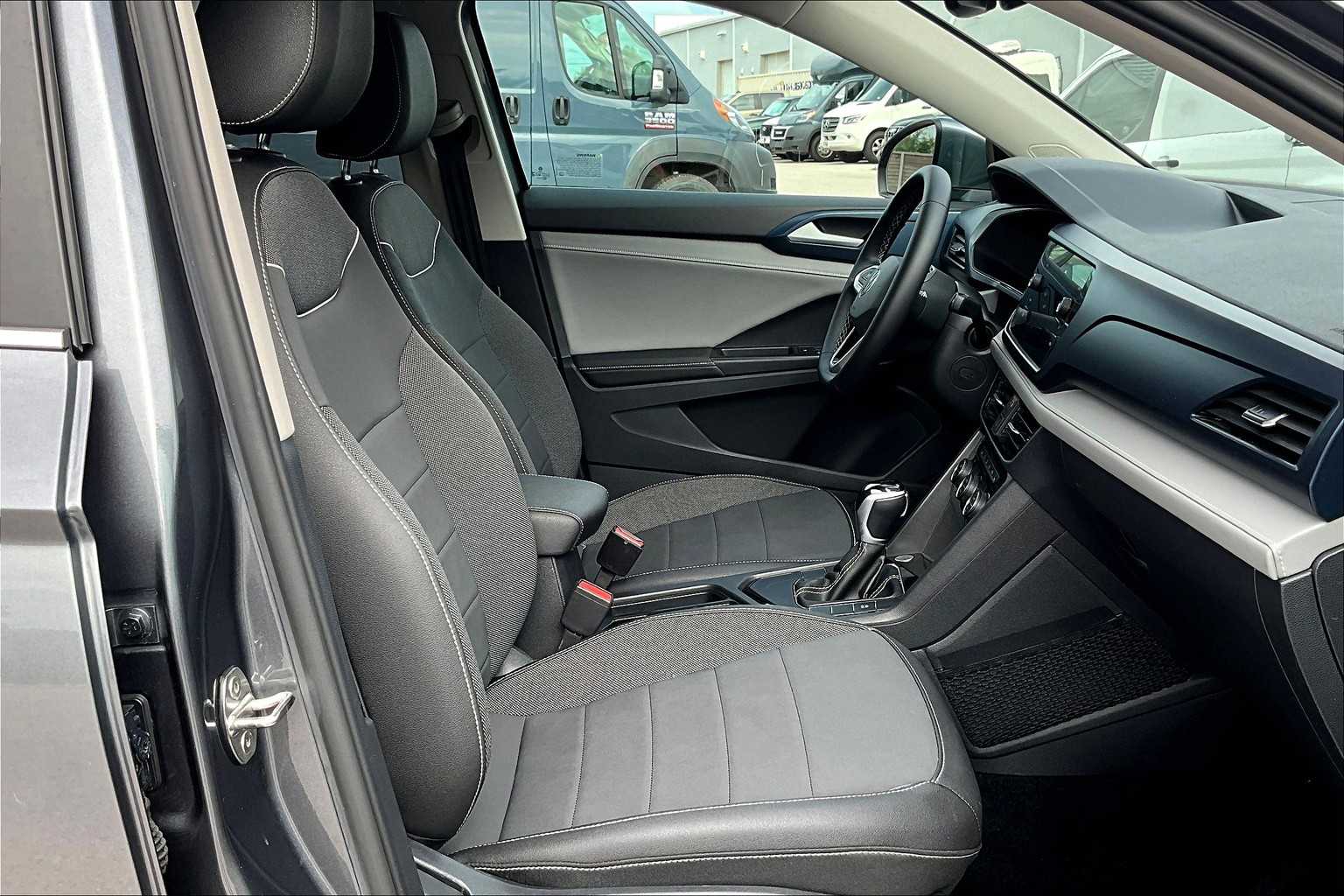 2024 Volkswagen Taos SE photo 8