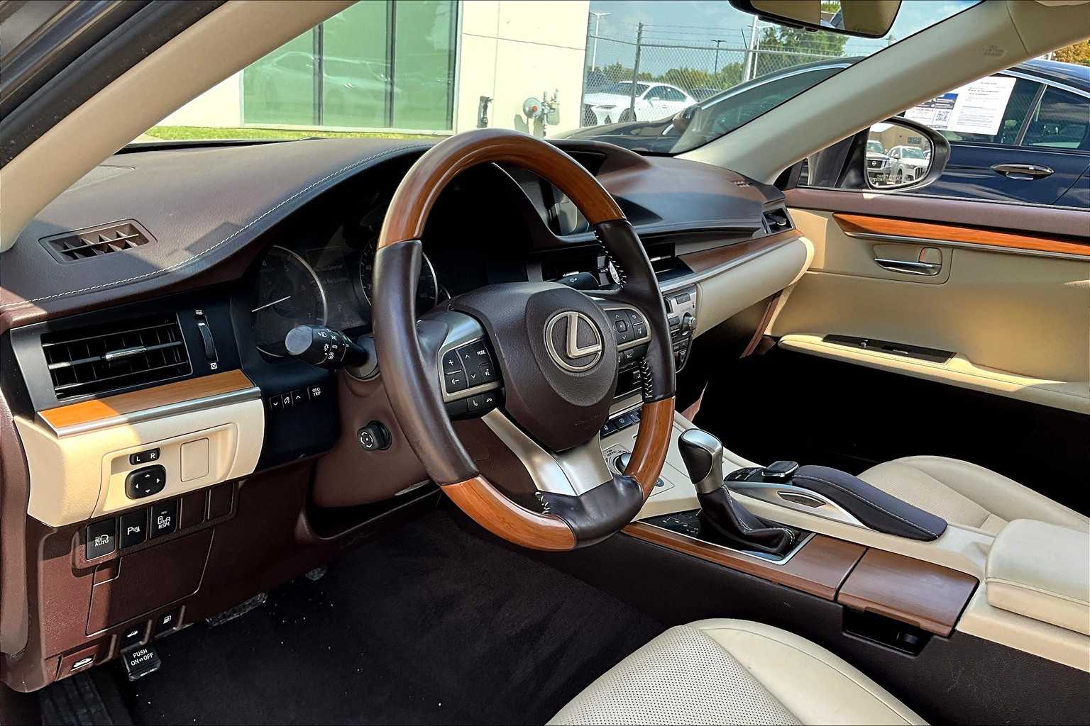 2016 Lexus ES 350 photo 14