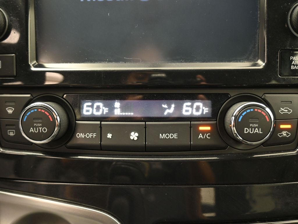 2017 Nissan Maxima SV photo 2