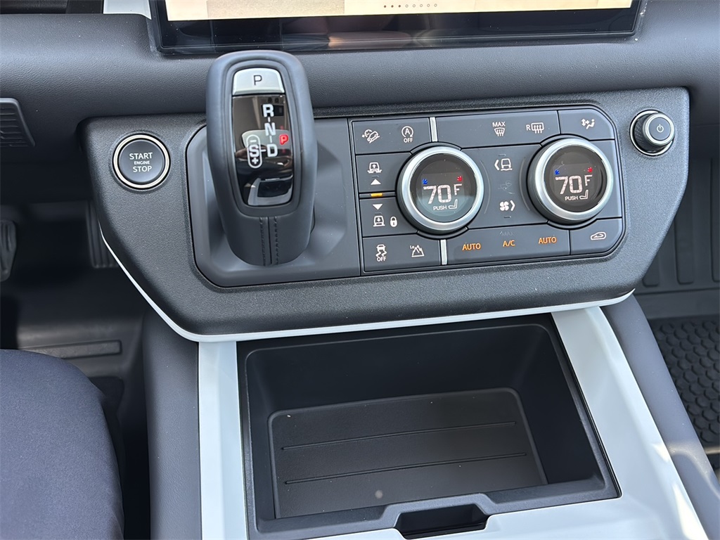 2025 Land Rover Defender 110 S photo 9