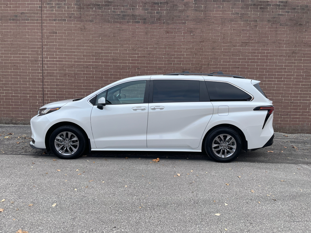 Used 2023 Toyota Sienna XLE with VIN 5TDJRKEC8PS175936 for sale in Kansas City