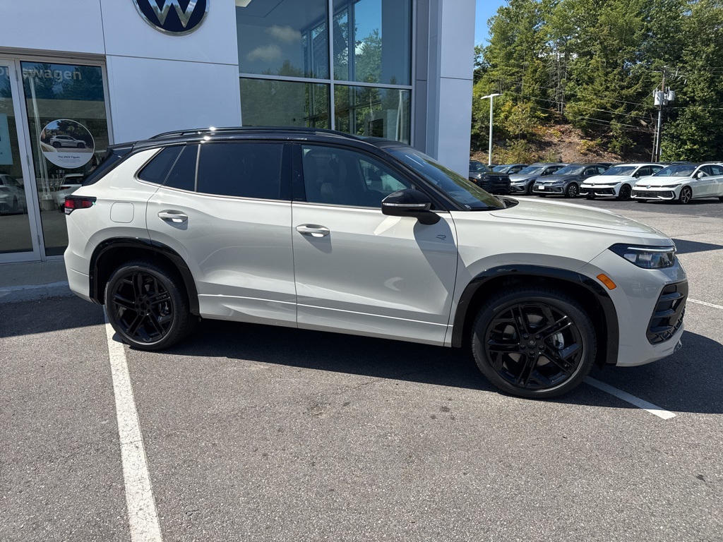 2025 Volkswagen Tiguan SE R-Line Black photo 6