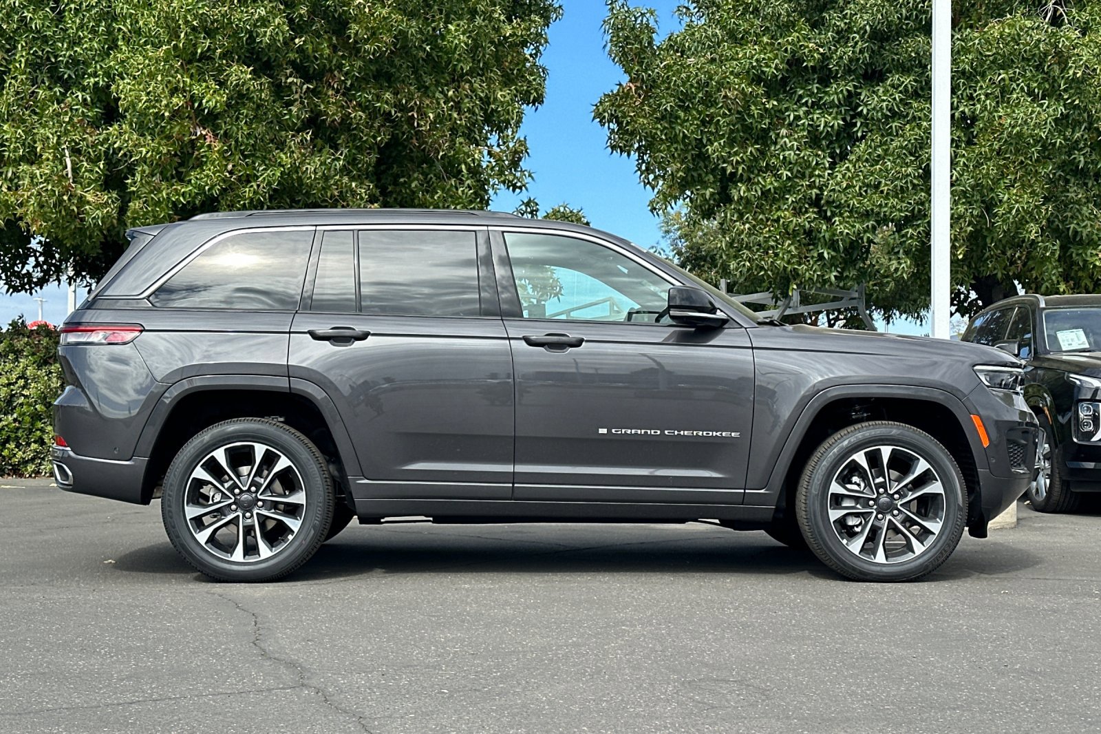 2025 Jeep Grand Cherokee Overland photo 3