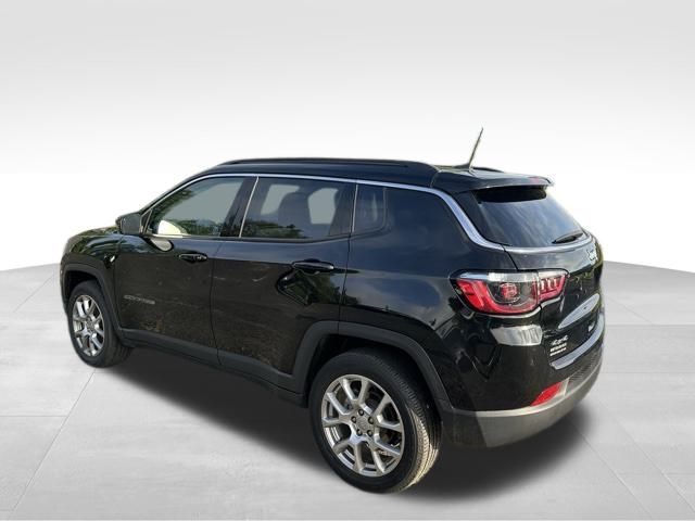2022 Jeep Compass Latitude Lux photo 6
