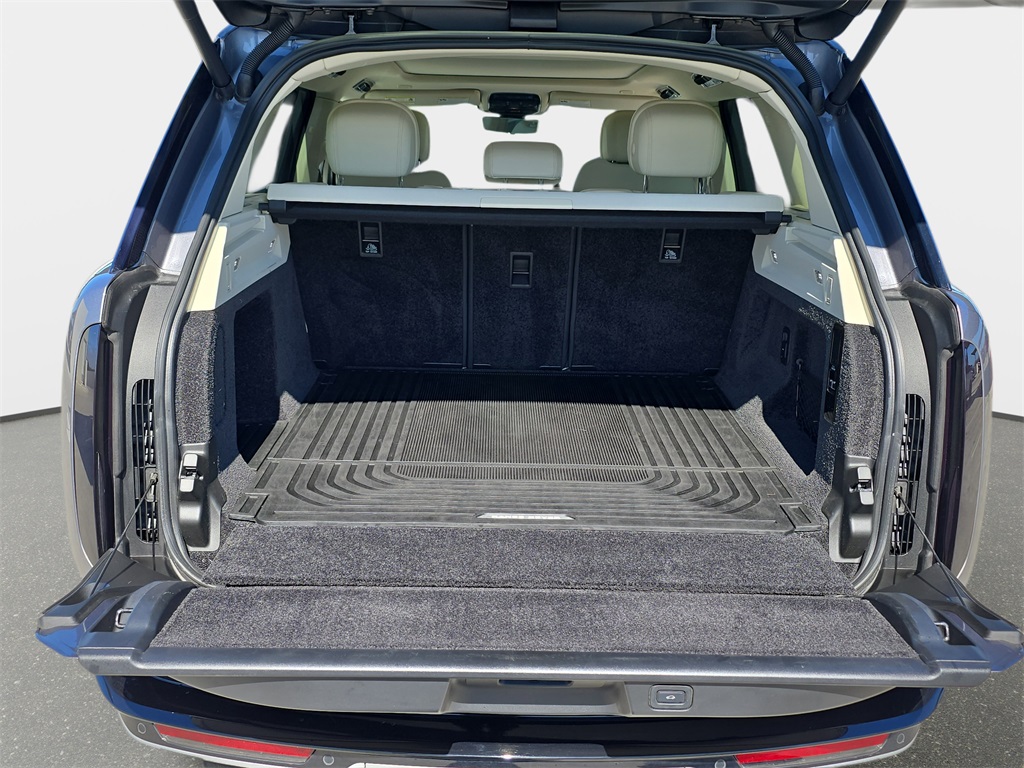 2023 Land Rover Range Rover SE photo 11