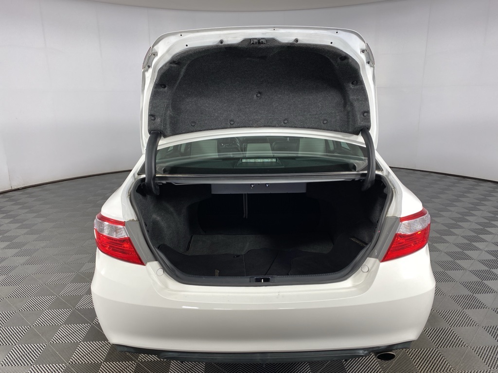 2015 Toyota Camry SE photo 21
