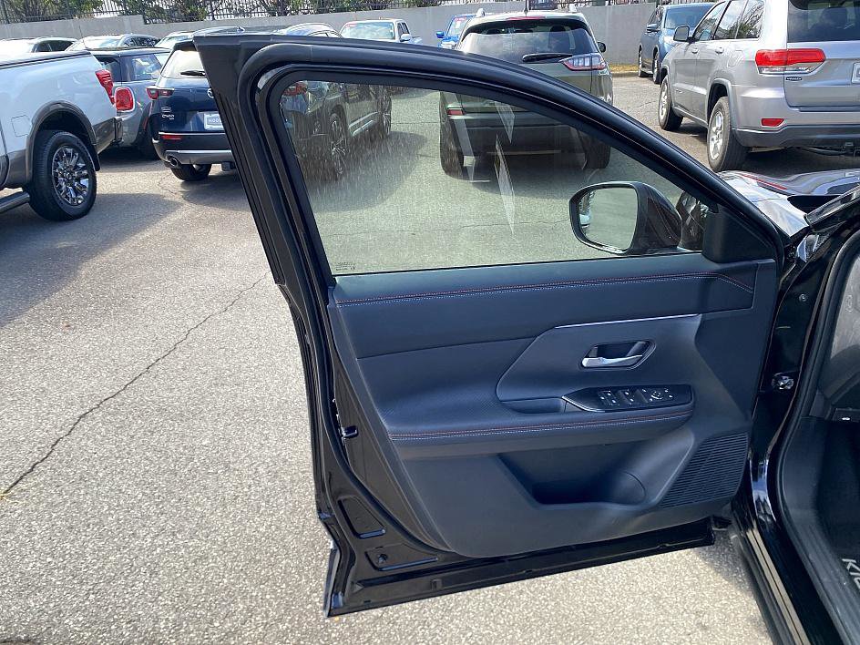 2025 Nissan Kicks SR photo 15