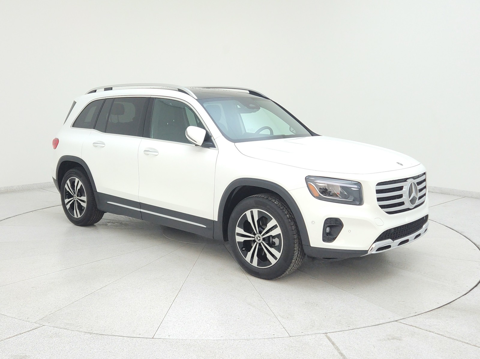 Certified Used 2025 Polar White Mercedes-Benz GLB 250 image 3
