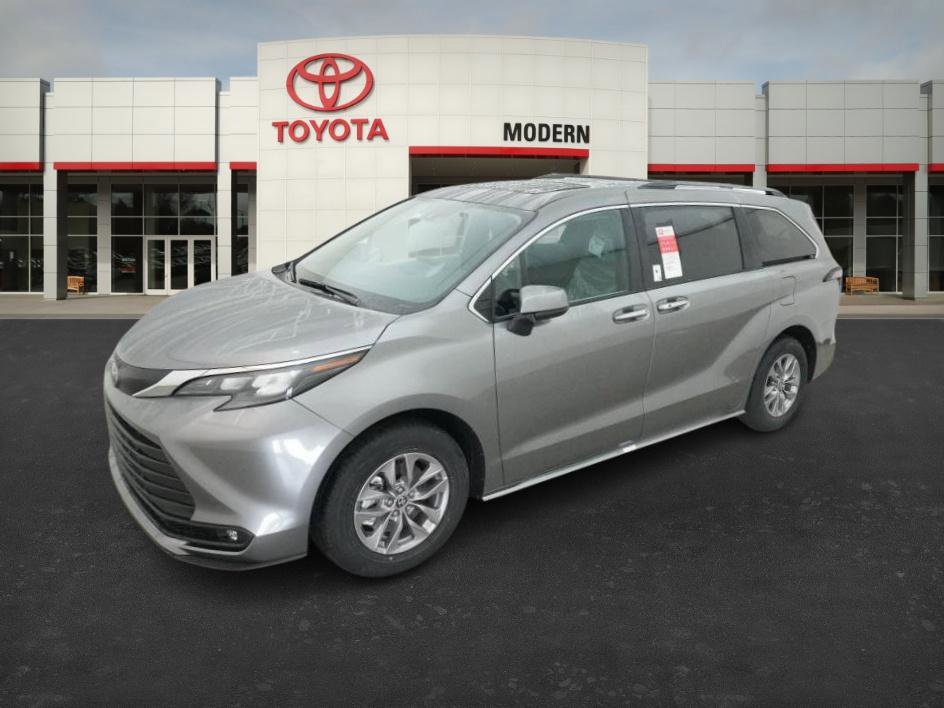 2026 Toyota Sienna XLE's photo