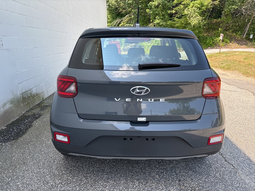 2025 Hyundai Venue SE photo 2