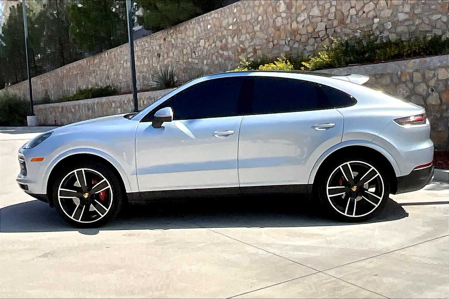 2021 Porsche Cayenne Coupe photo 2