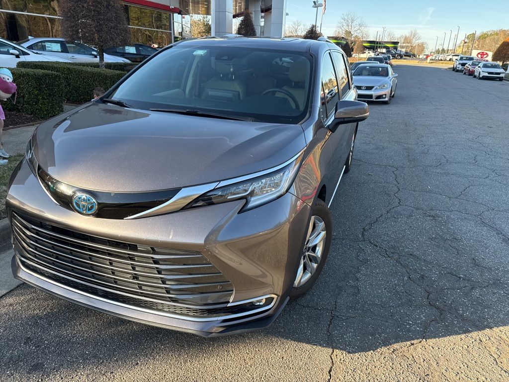 2022 Toyota Sienna Limited's photo