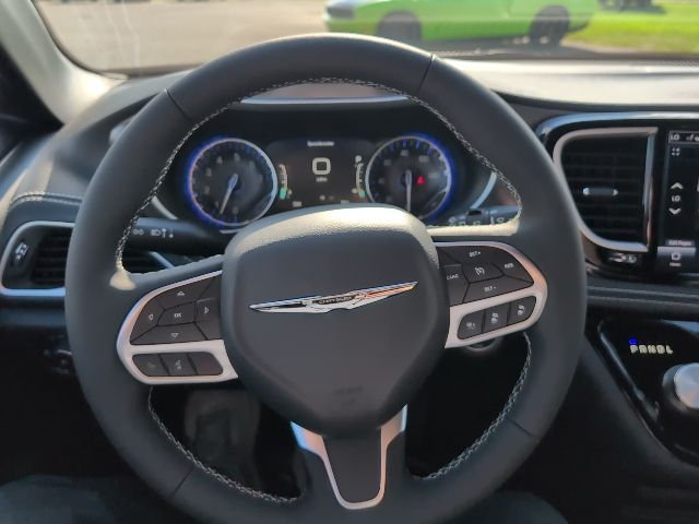 2026 Chrysler Pacifica photo 14