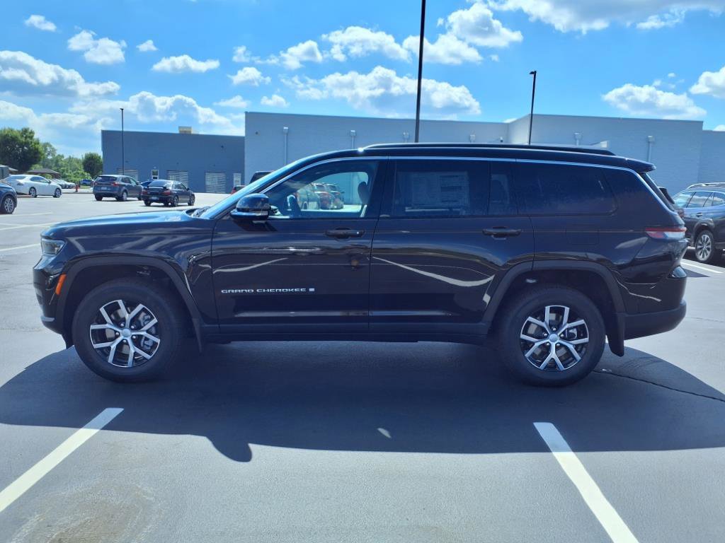 2025 Jeep Grand Cherokee Limited photo 2