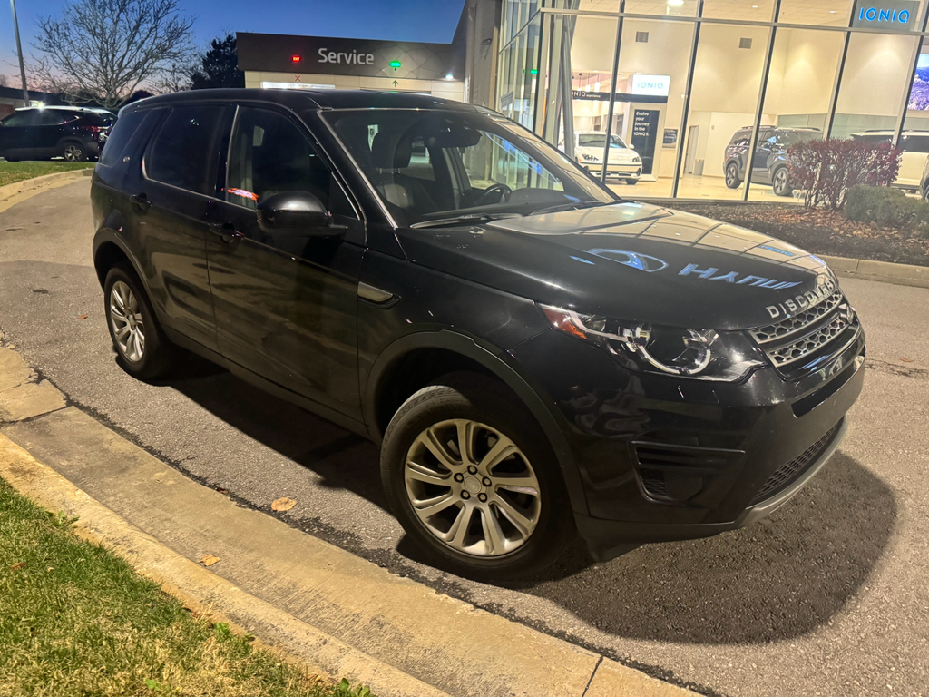 2017 Land Rover Discovery Sport SE photo 2