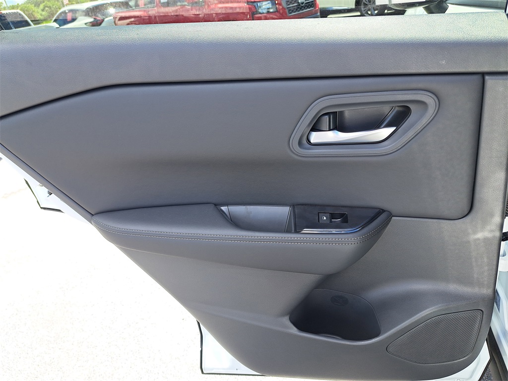 2026 Nissan Rogue SV photo 13