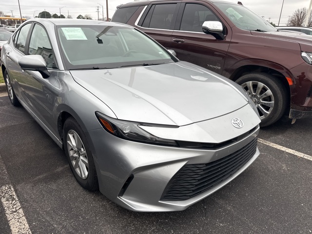 2025 Toyota Camry LE's photo