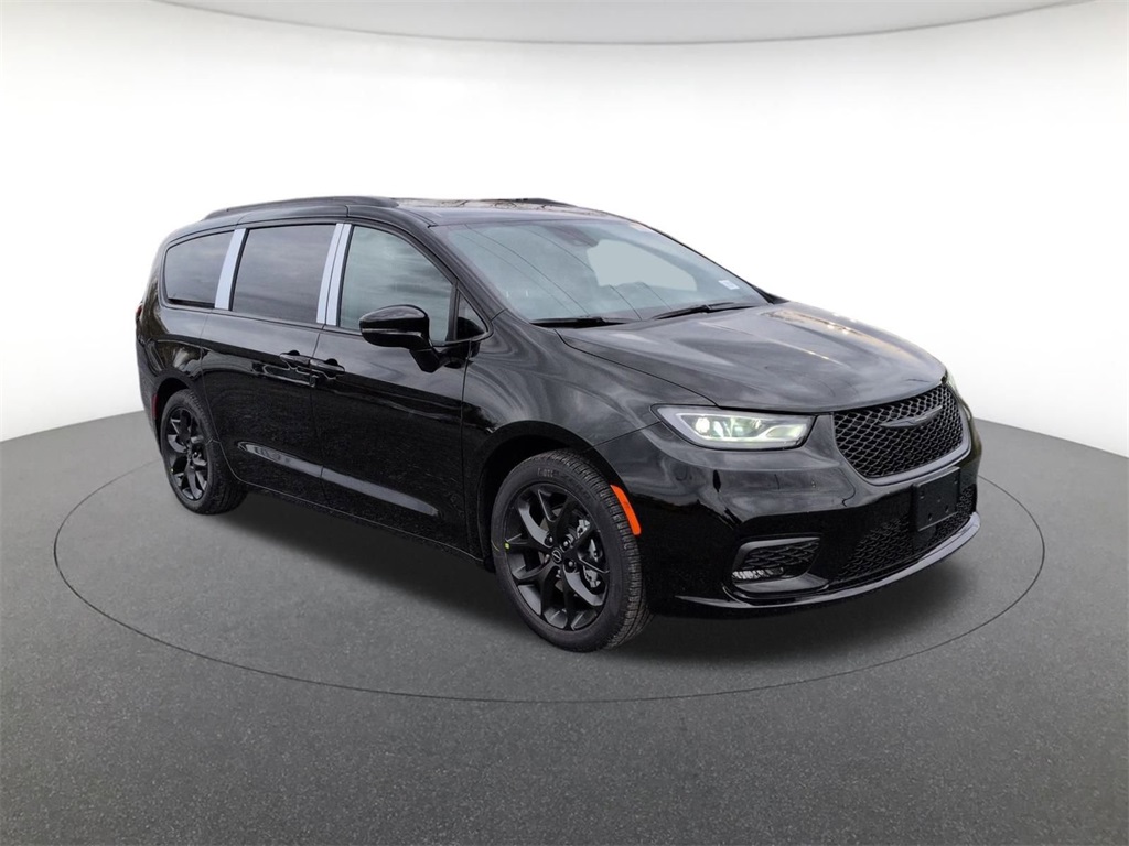 2026 Chrysler Pacifica Select's photo