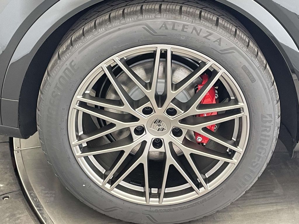 2025 Porsche Cayenne Turbo E-Hybrid photo 13
