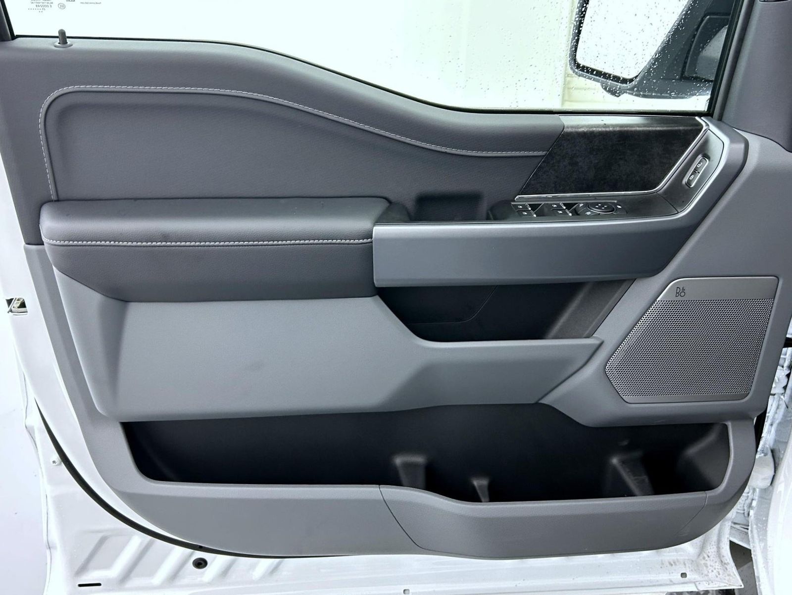 2025 Ford F-150 Lightning photo 6