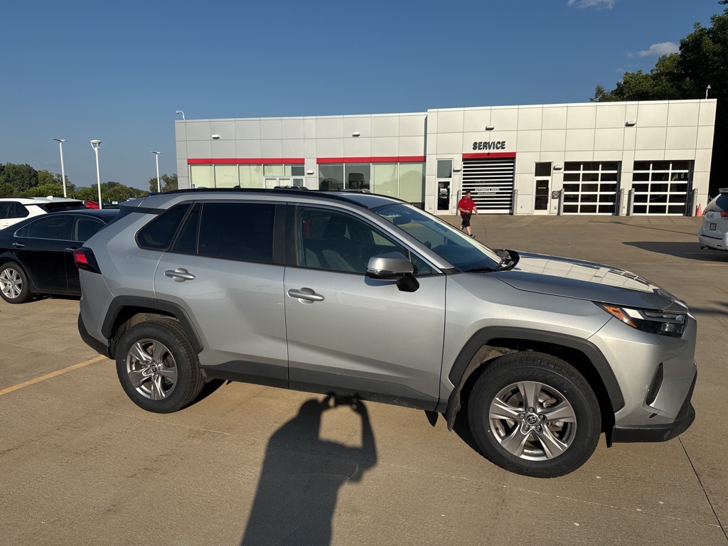 2023 Toyota RAV4 XLE photo 3