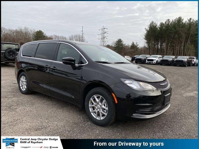 2026 Chrysler Voyager LX's photo