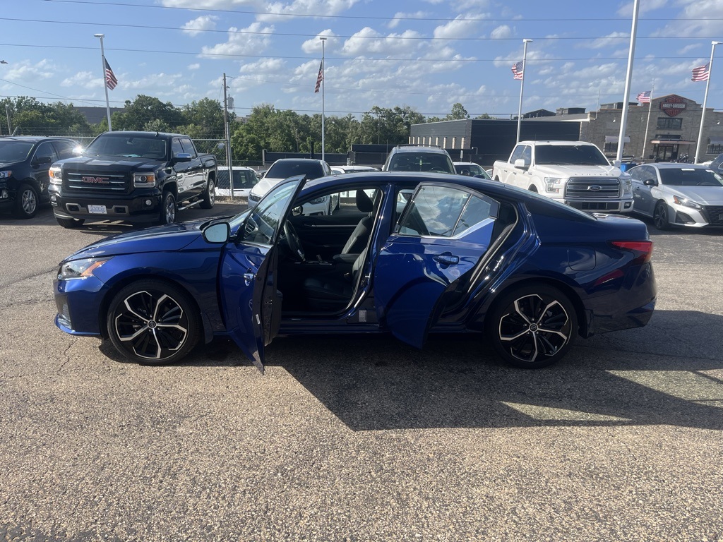 2024 Nissan Altima 2.5 SR photo 2