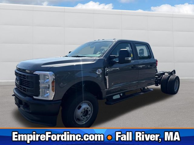 2025 Ford F-350 Super Duty Chassis Cab XL's photo