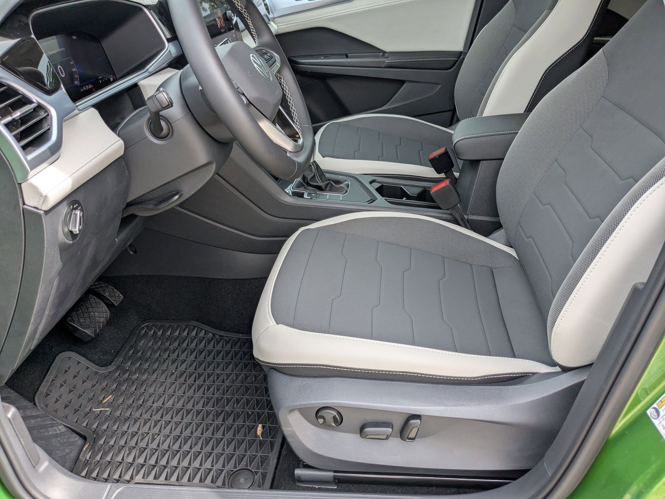 2025 Volkswagen Taos SE photo 3