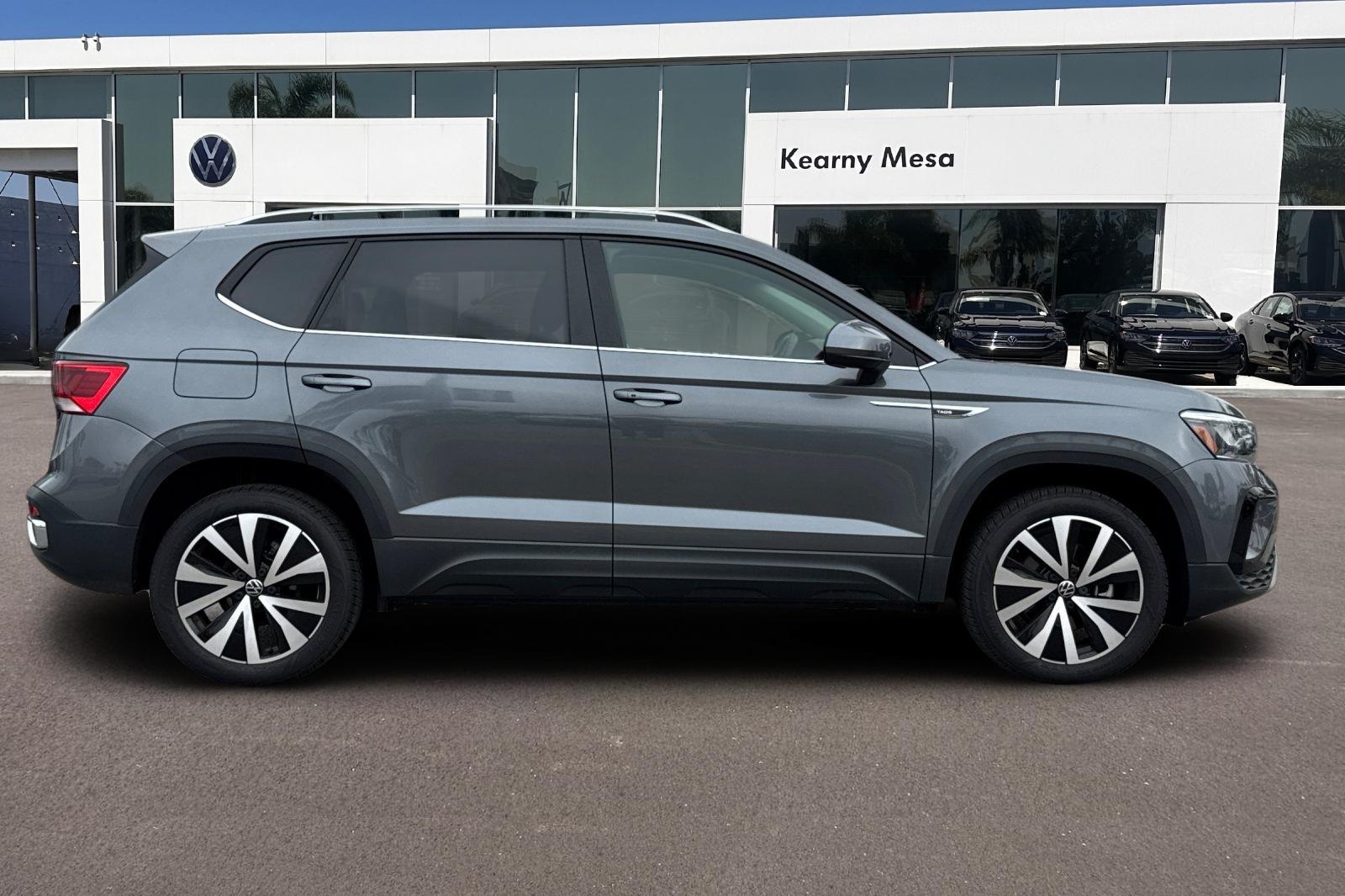 2022 Volkswagen Taos SE photo 3
