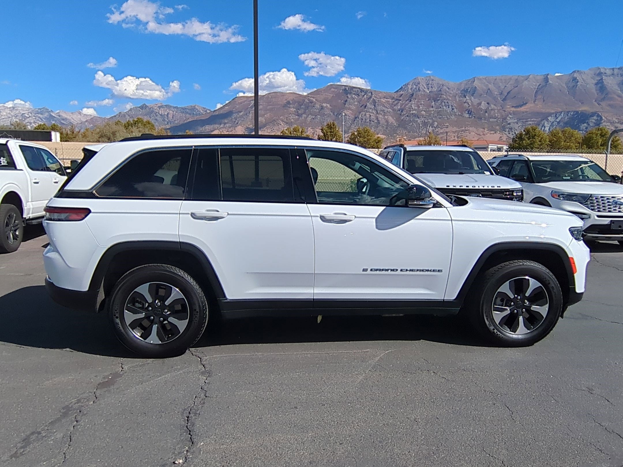 2024 Jeep Cherokee Limited 4xe photo 2