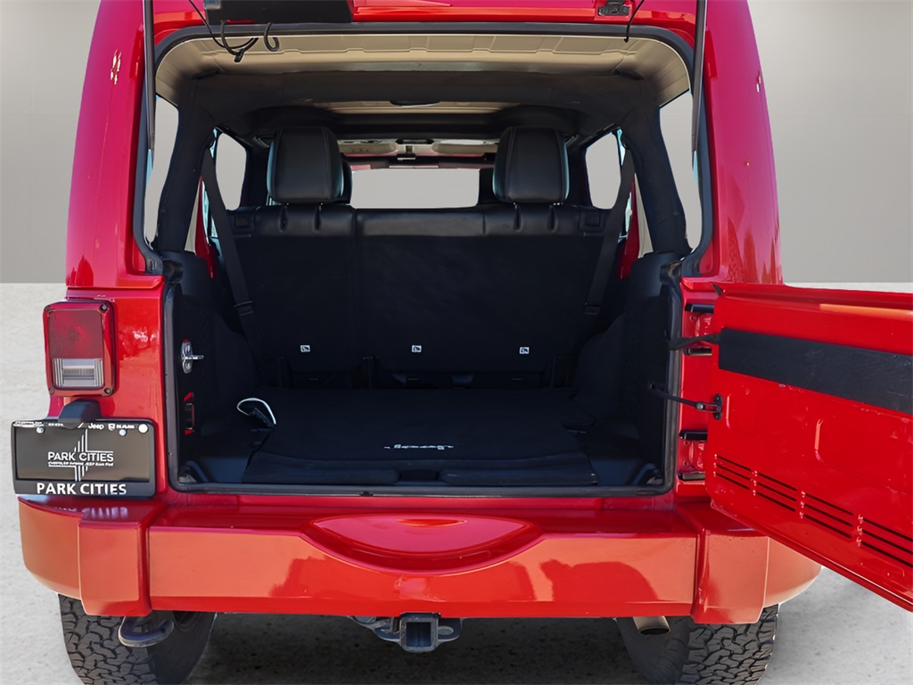 2015 Jeep Wrangler Unlimited Sahara photo 18