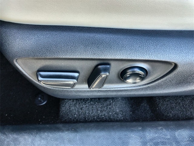 2025 Toyota RAV4 XLE Premium photo 4