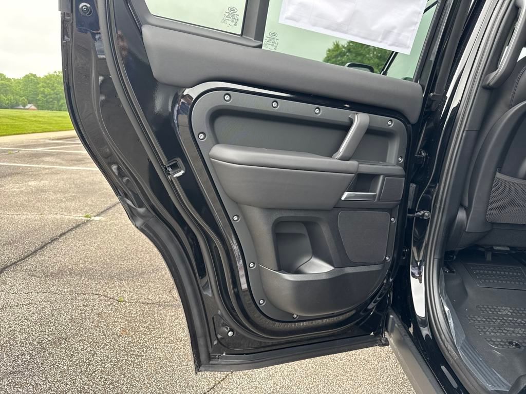 2025 Land Rover Defender 130 X-Dynamic SE photo 13