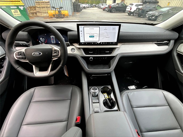 2025 Ford Explorer photo 3