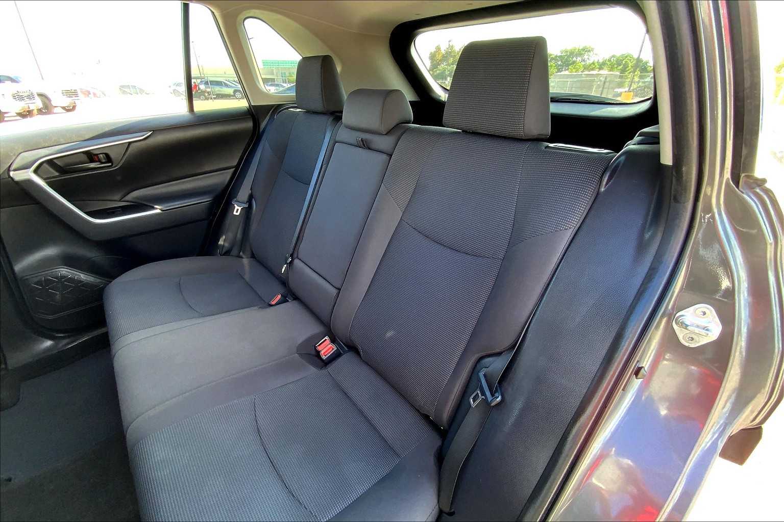 2019 Toyota RAV4 LE photo 19