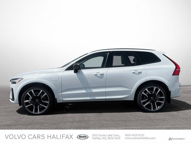 2025 Volvo XC60 Plug-In Hybrid Ultra Dark Theme