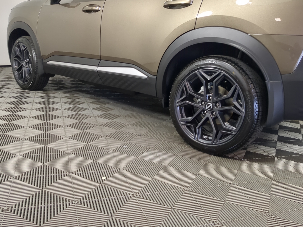 2025 Nissan Kicks SR photo 2