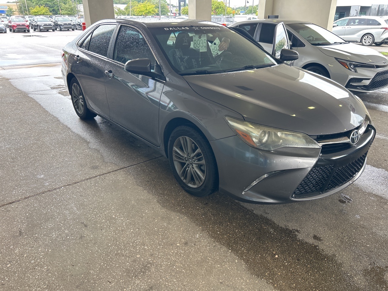 2017 Toyota Camry SE photo 2