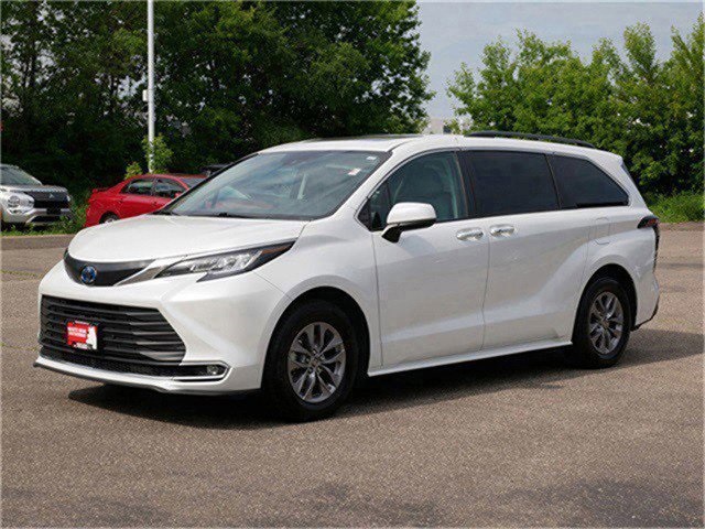 2023 Toyota Sienna XLE photo 3