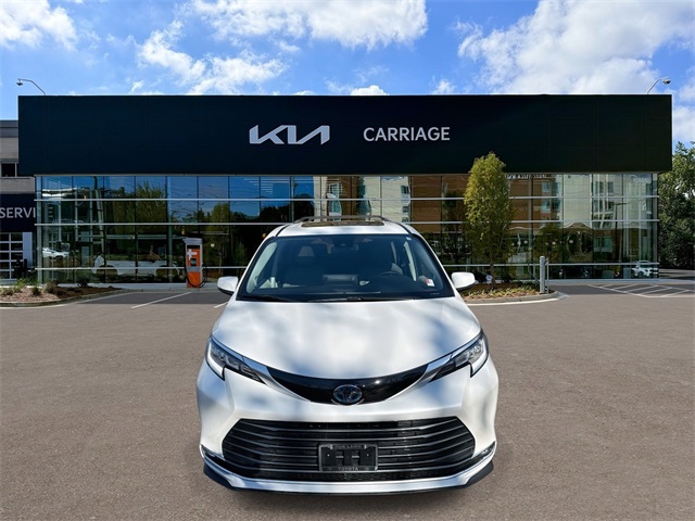 2024 Toyota Sienna Limited photo 3